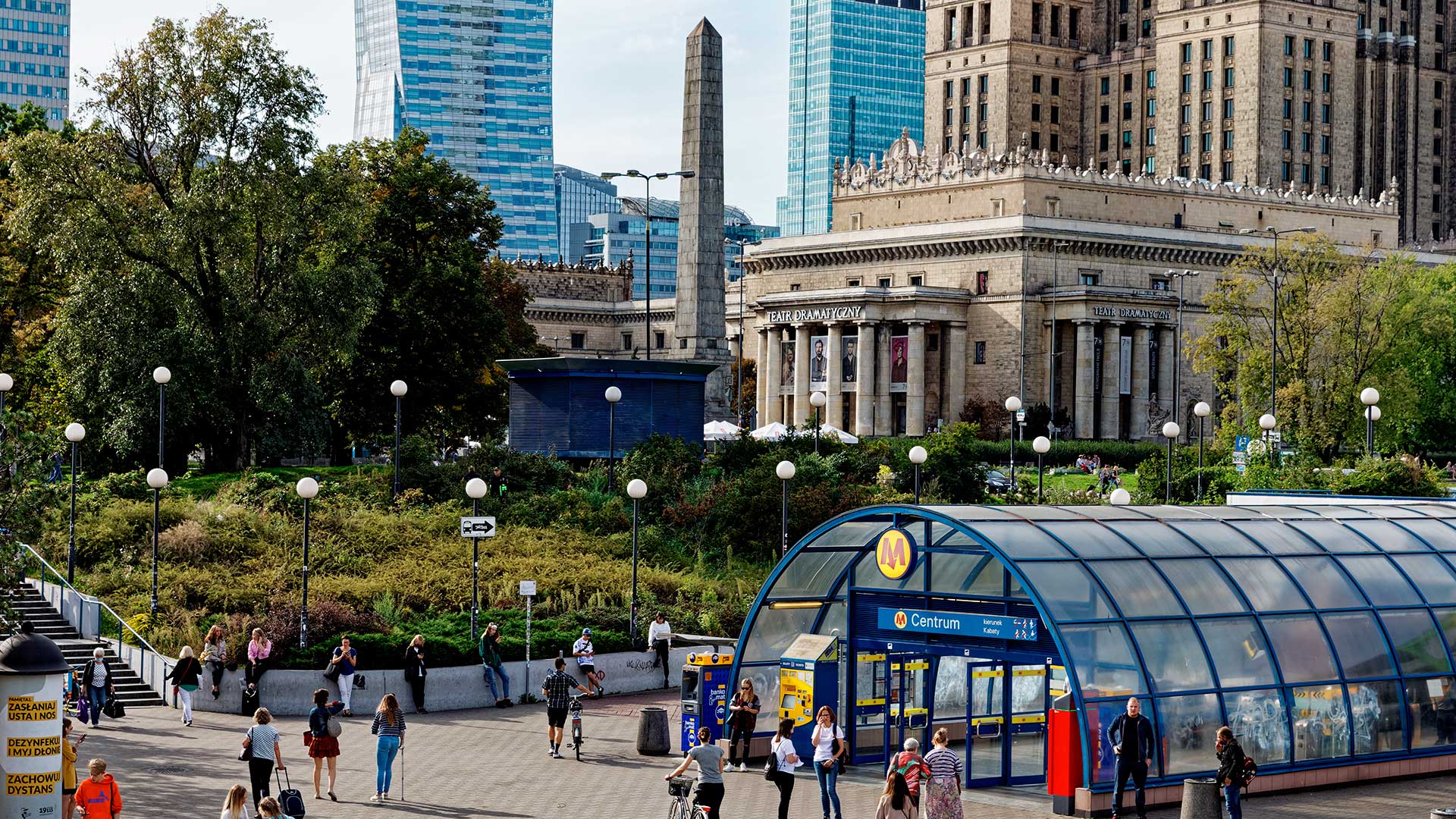 Люди возле метро и зданий направляются на работу в Польше