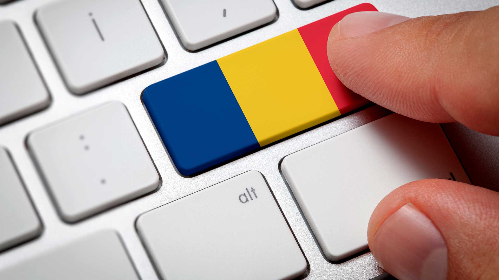 Румынский флаг на клавиатуре означает поиск работы в Румынии через интернет