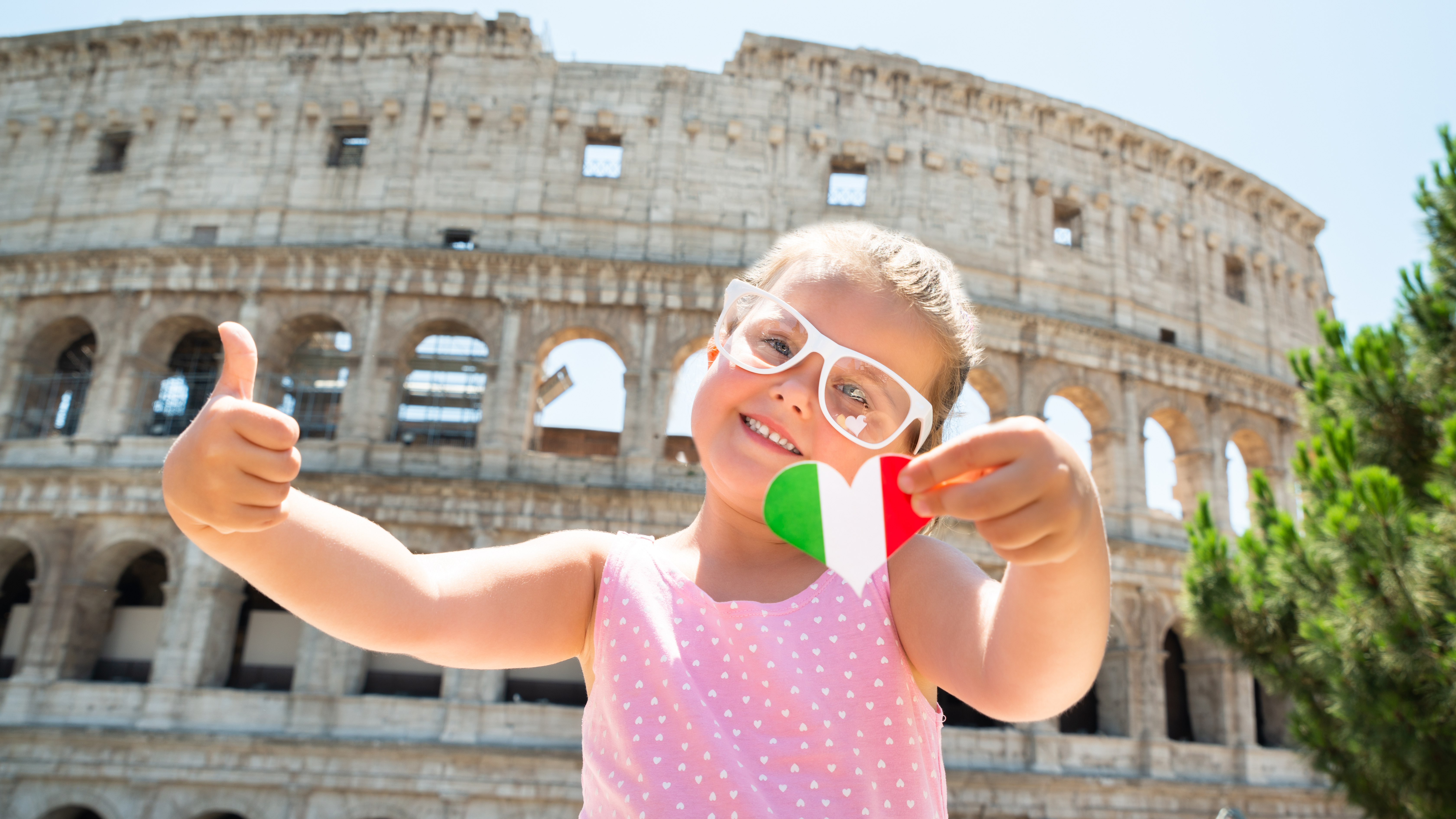 Ребенок с флагом Италии, где он может получить визу