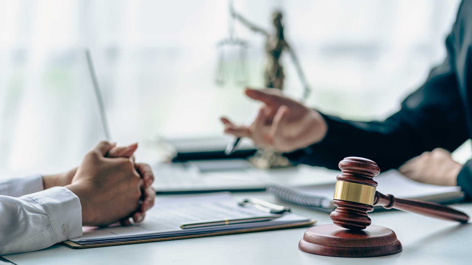 Юрист на встрече с клиентом обсуждают репатриацию в Финляндию