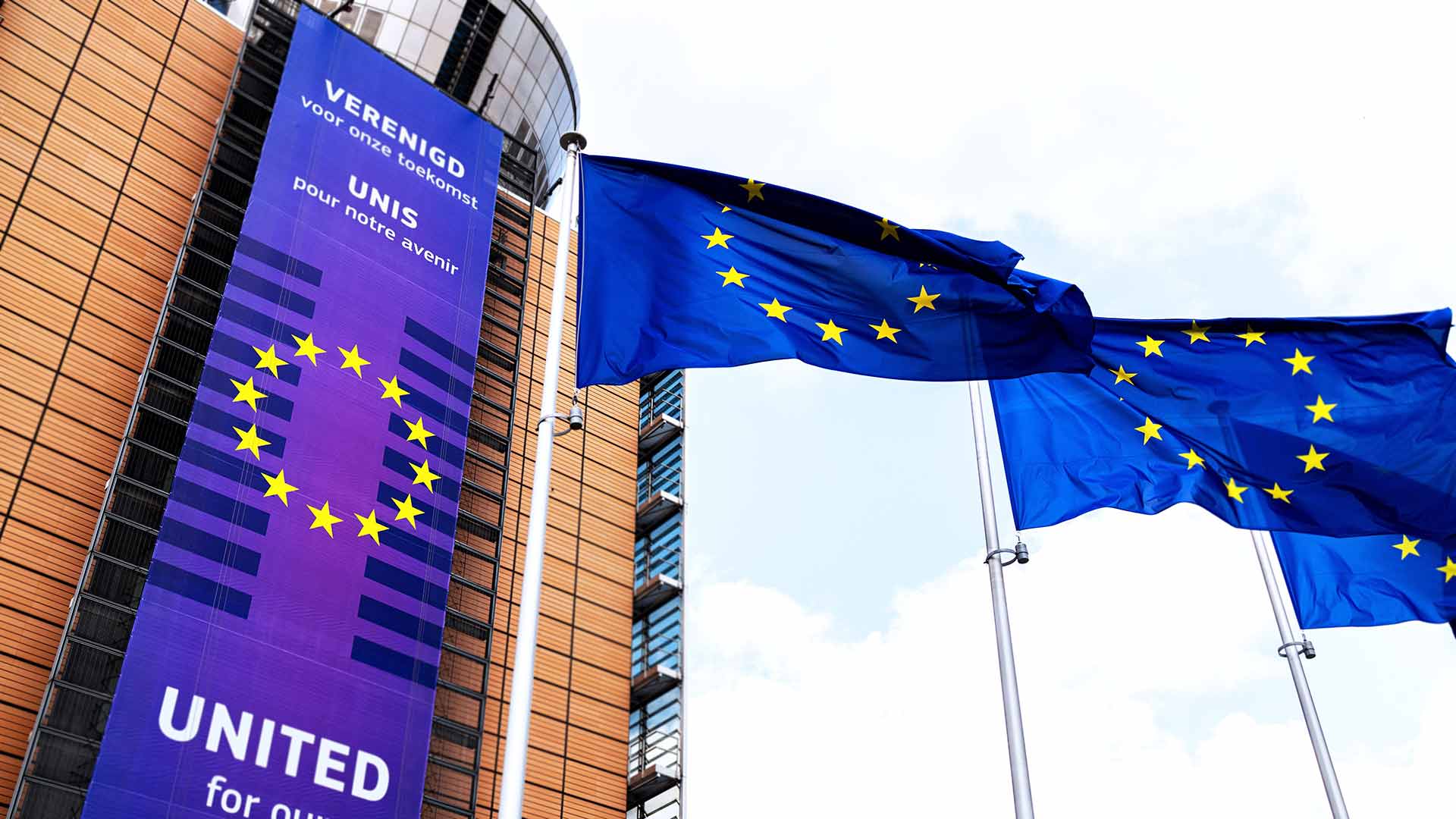 Здание еврокомиссии символизирует временную защиту для украинцев в Румынии