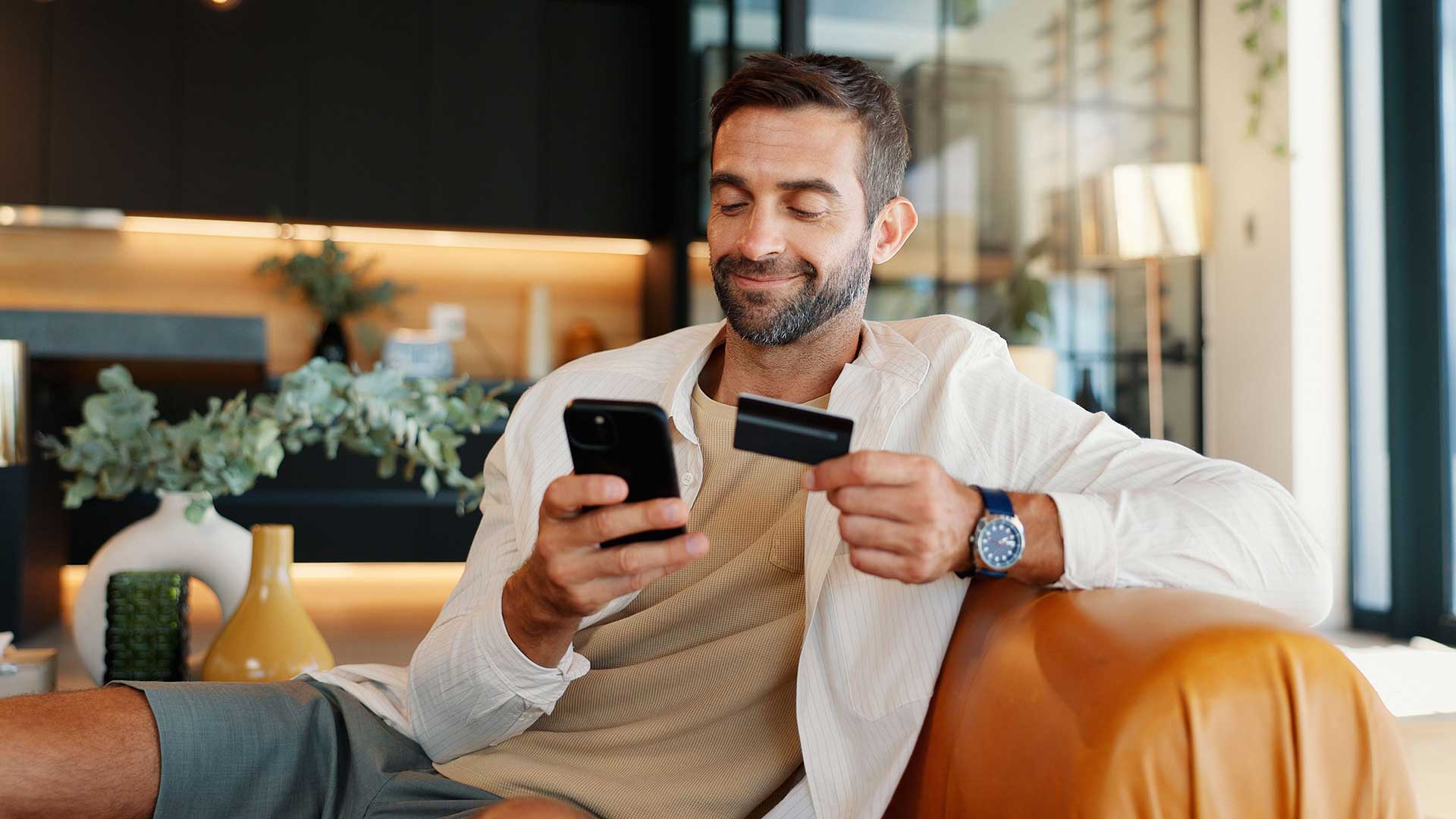 Мужчина пользуется своим счетом в банке Австрии