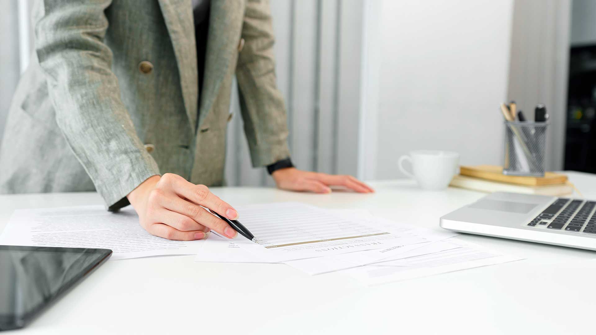 Юрист просматривает документы клиента для открытия счета в банке Латвии