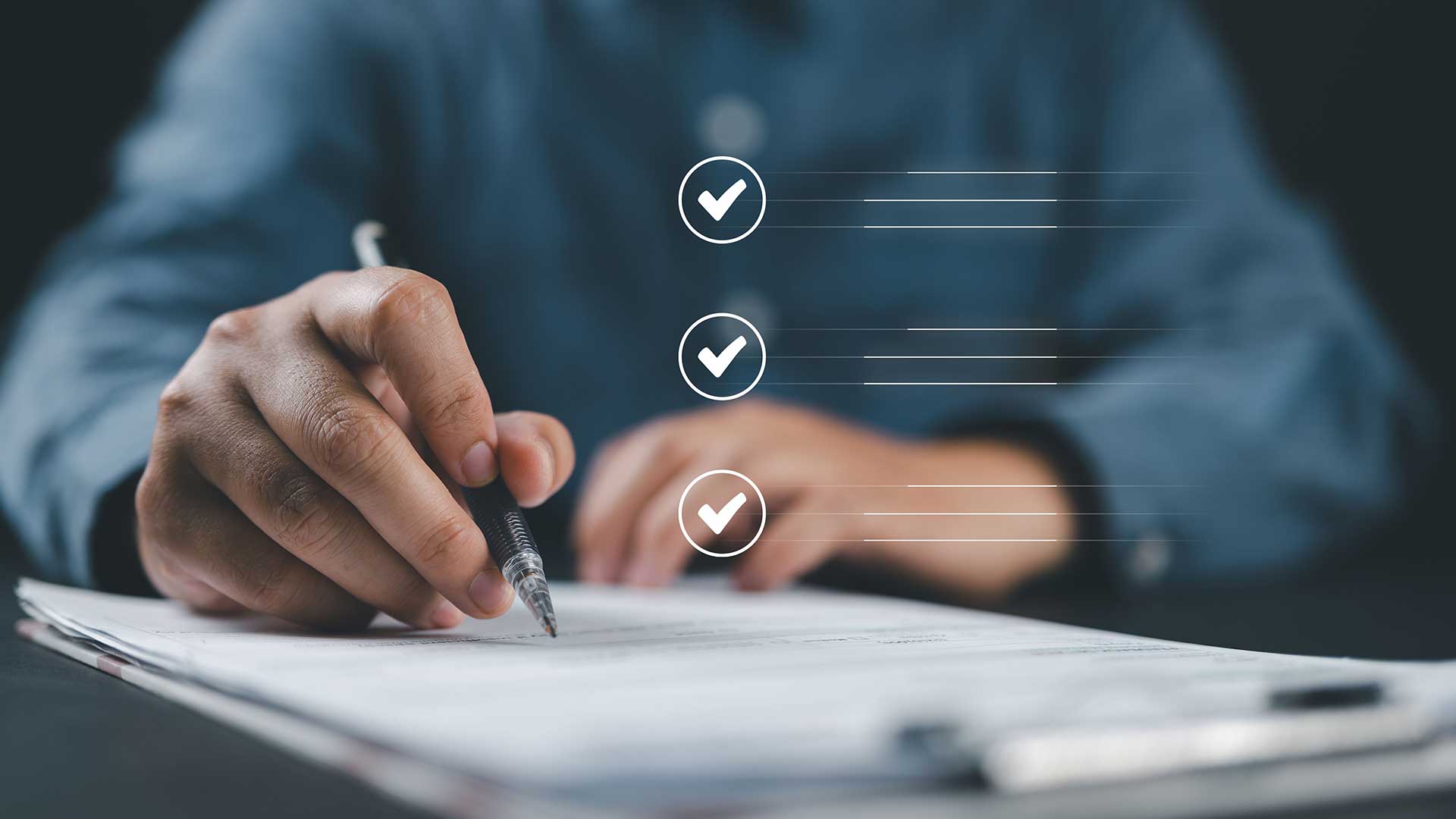 Мужчина оформляет документы для гражданства Швеции