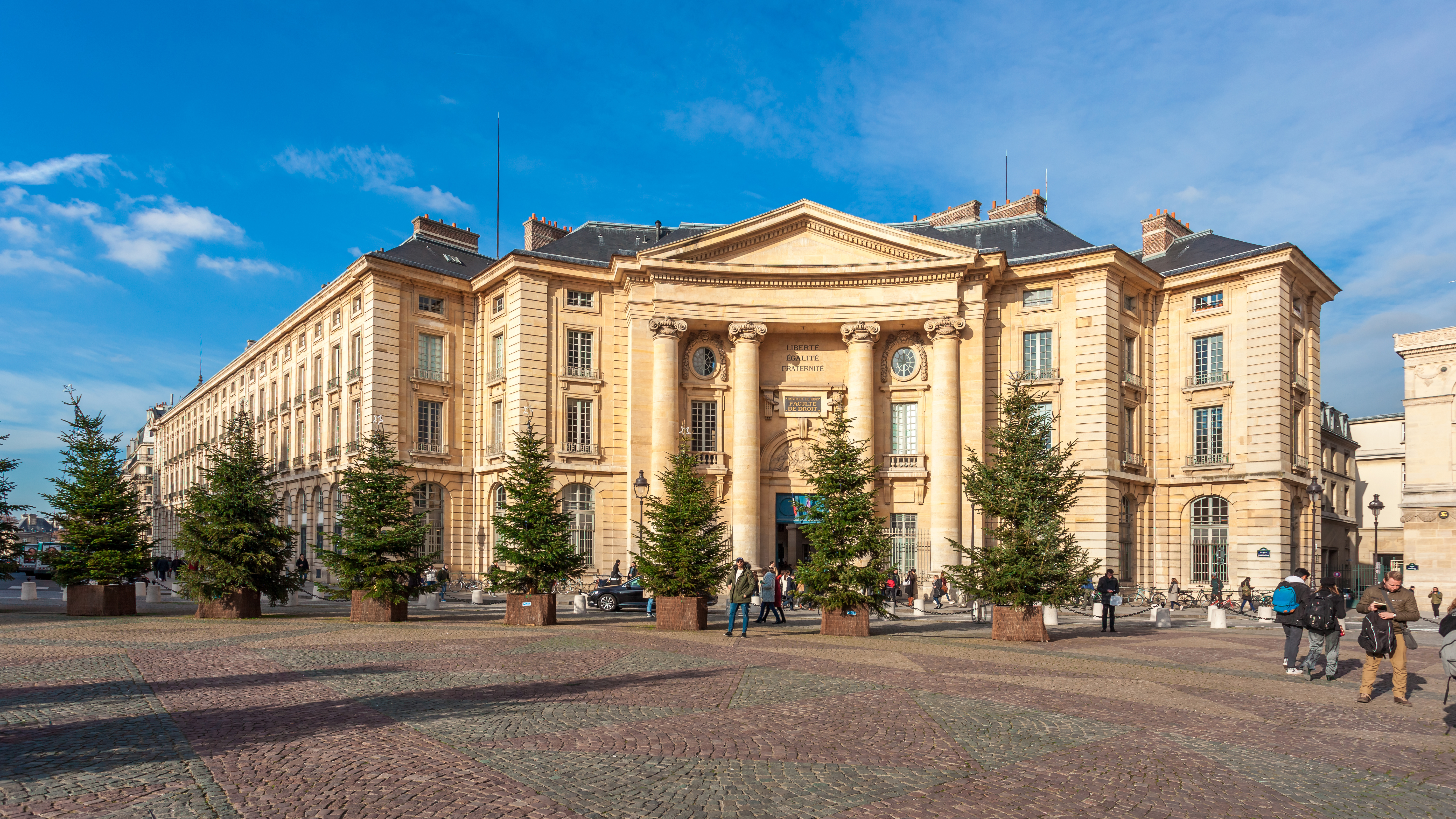 Вид на университет Сорбонна в Париже, где россияне могут обучаться