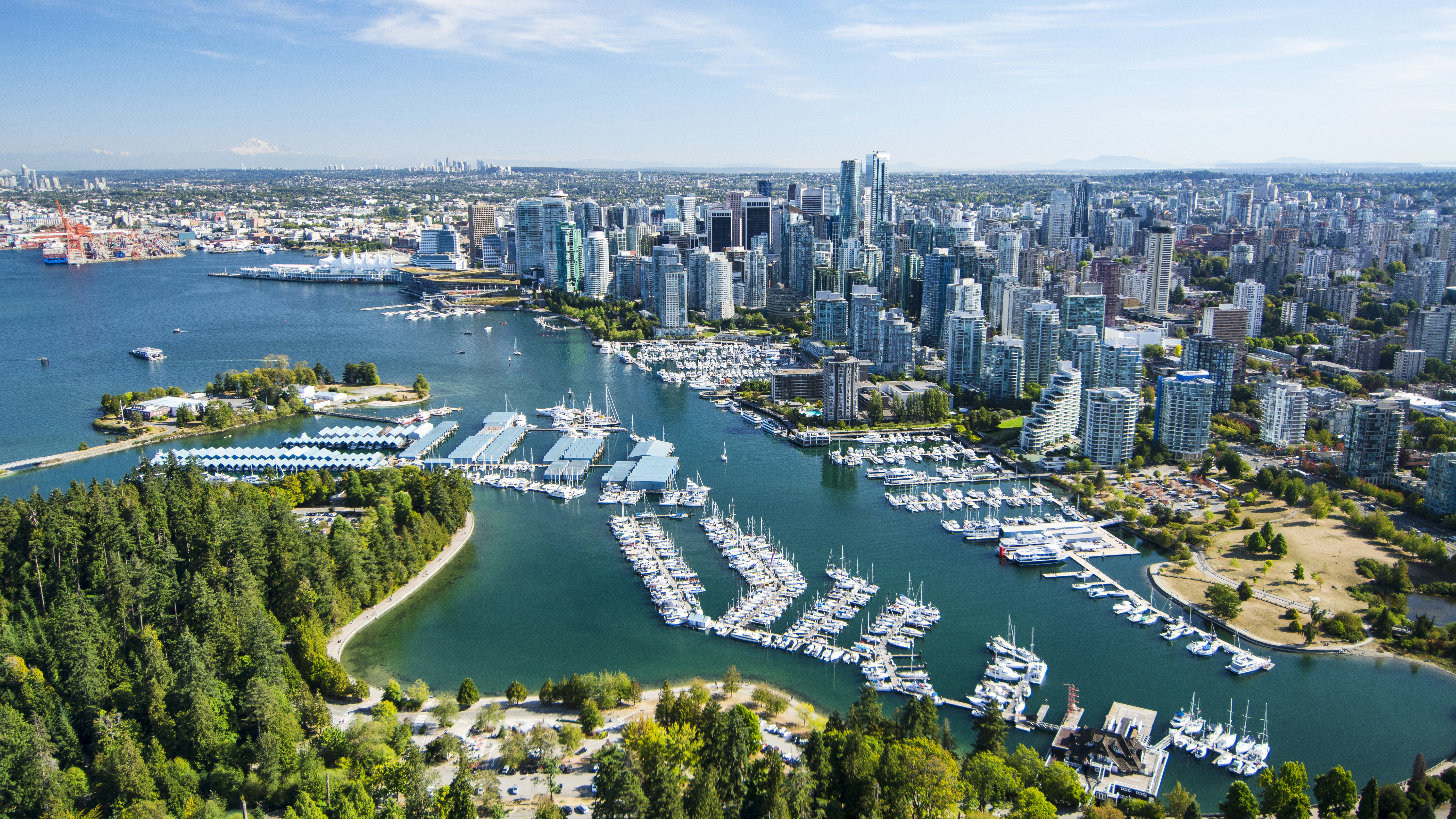Вид на город Ванкувер в Канаде, стране, куда можно переехать беженцам из стран СНГ
