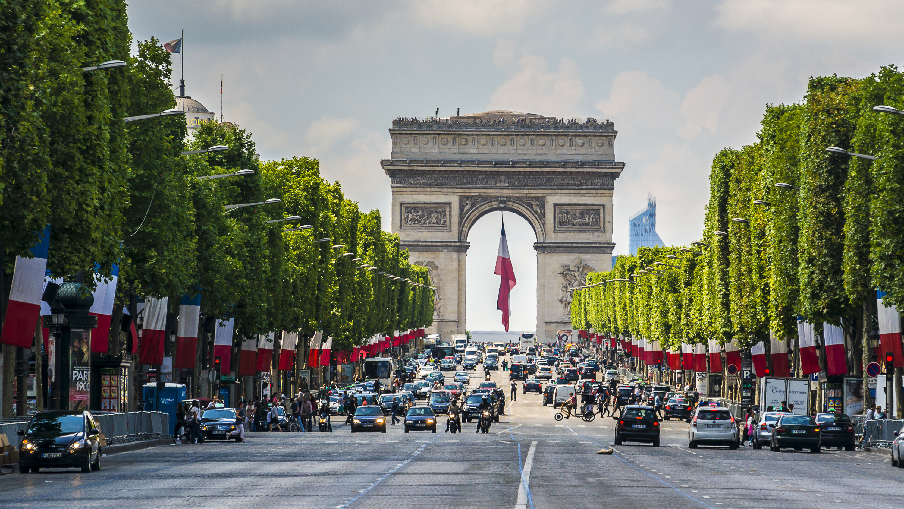 Триумфальная арка во Франции, куда иностранцы могут переехать по беженству
