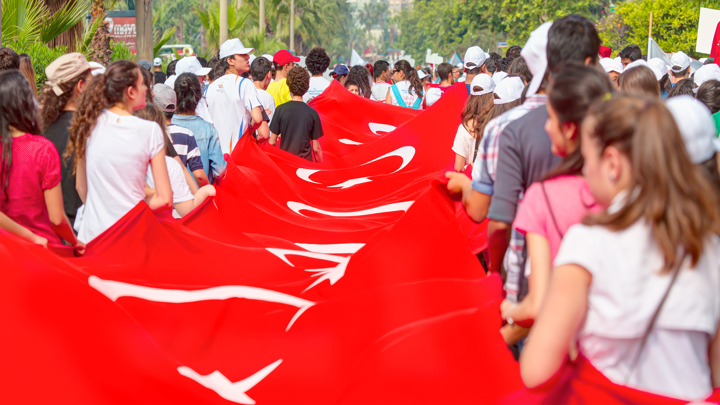 Студенты несут флаг Турции
