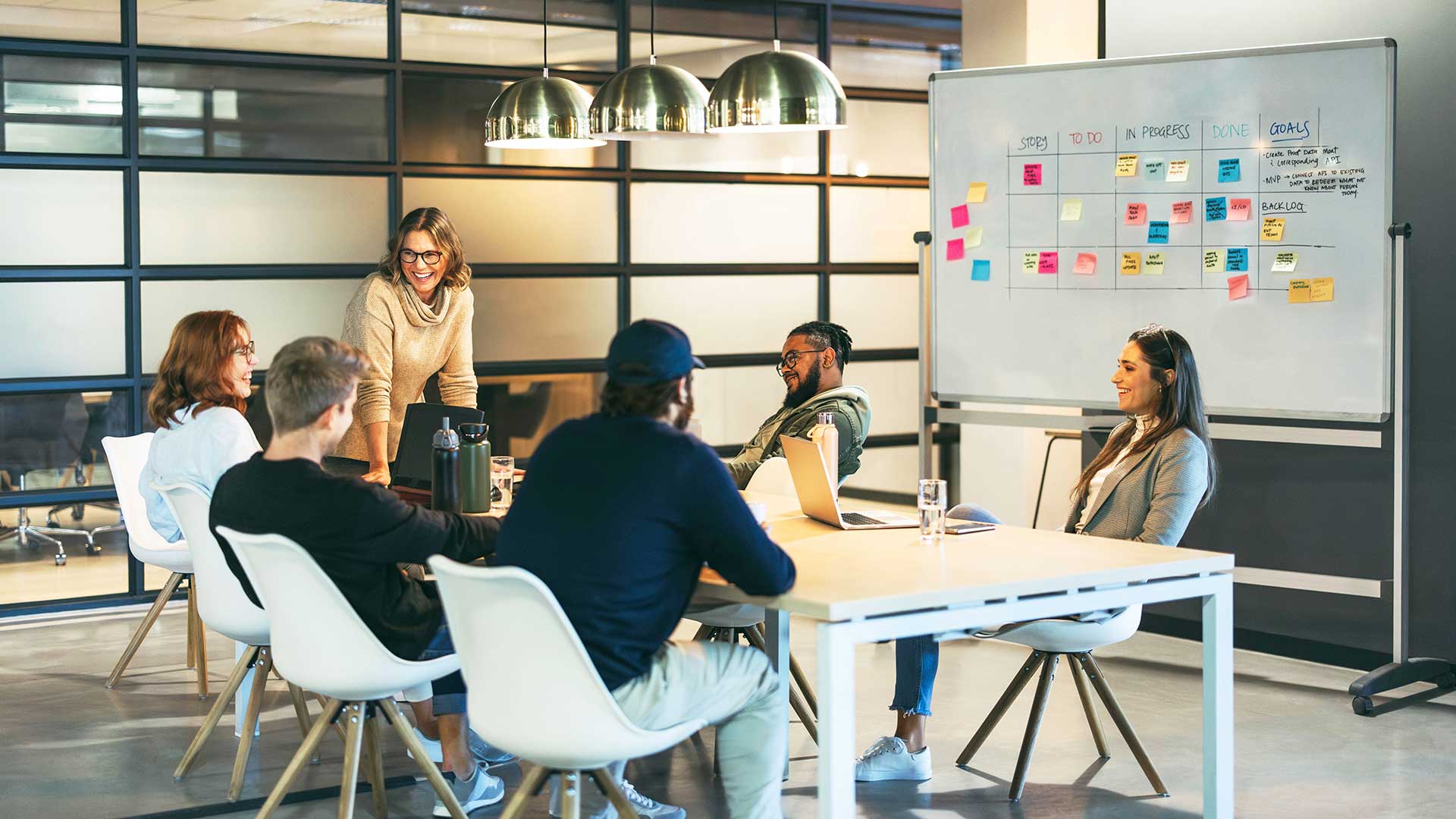 Обсуждение бизнес-идей с украинцами в офисе в Чехии