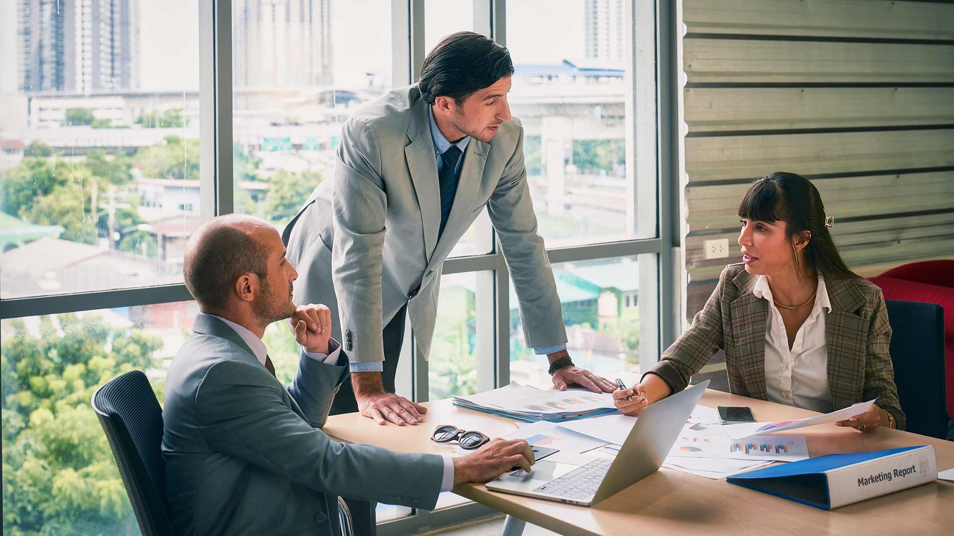 Украинские предприниматели в Германии с паспортом ЕС обсуждают рабочие процессы