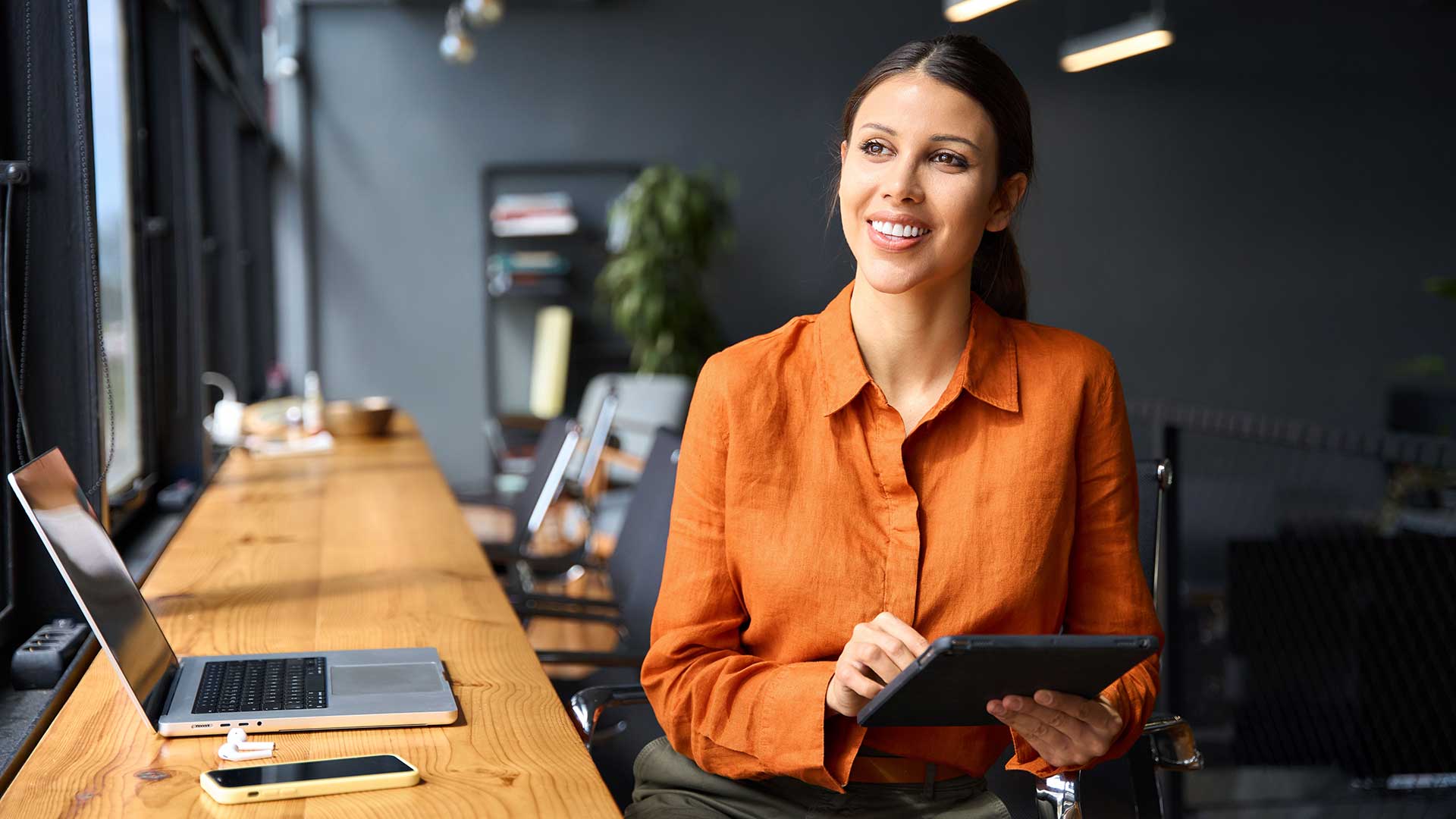 Украинка работает в офисе в Испании