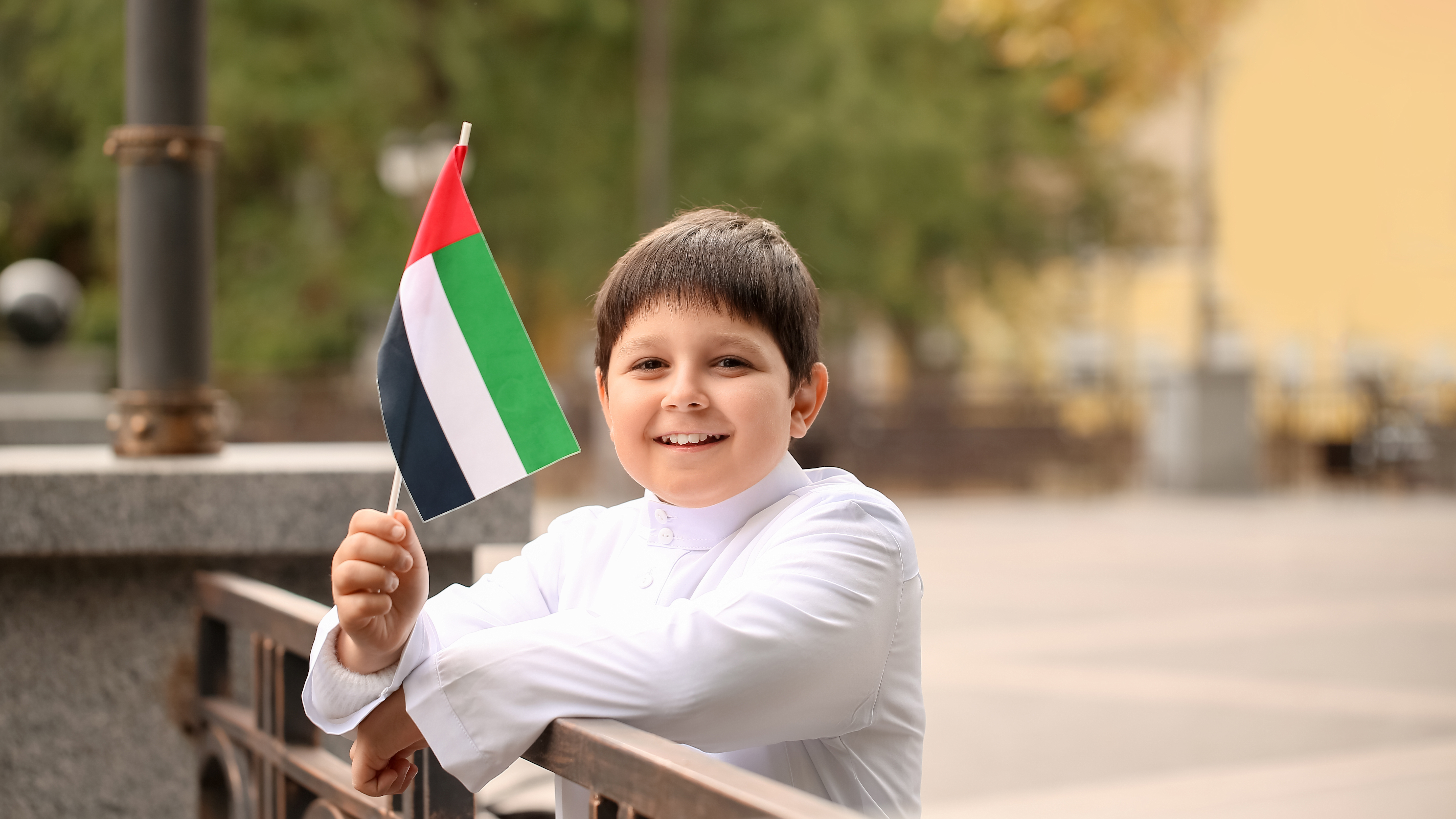 Мальчик с флагом ОАЭ, где детям нужна виза