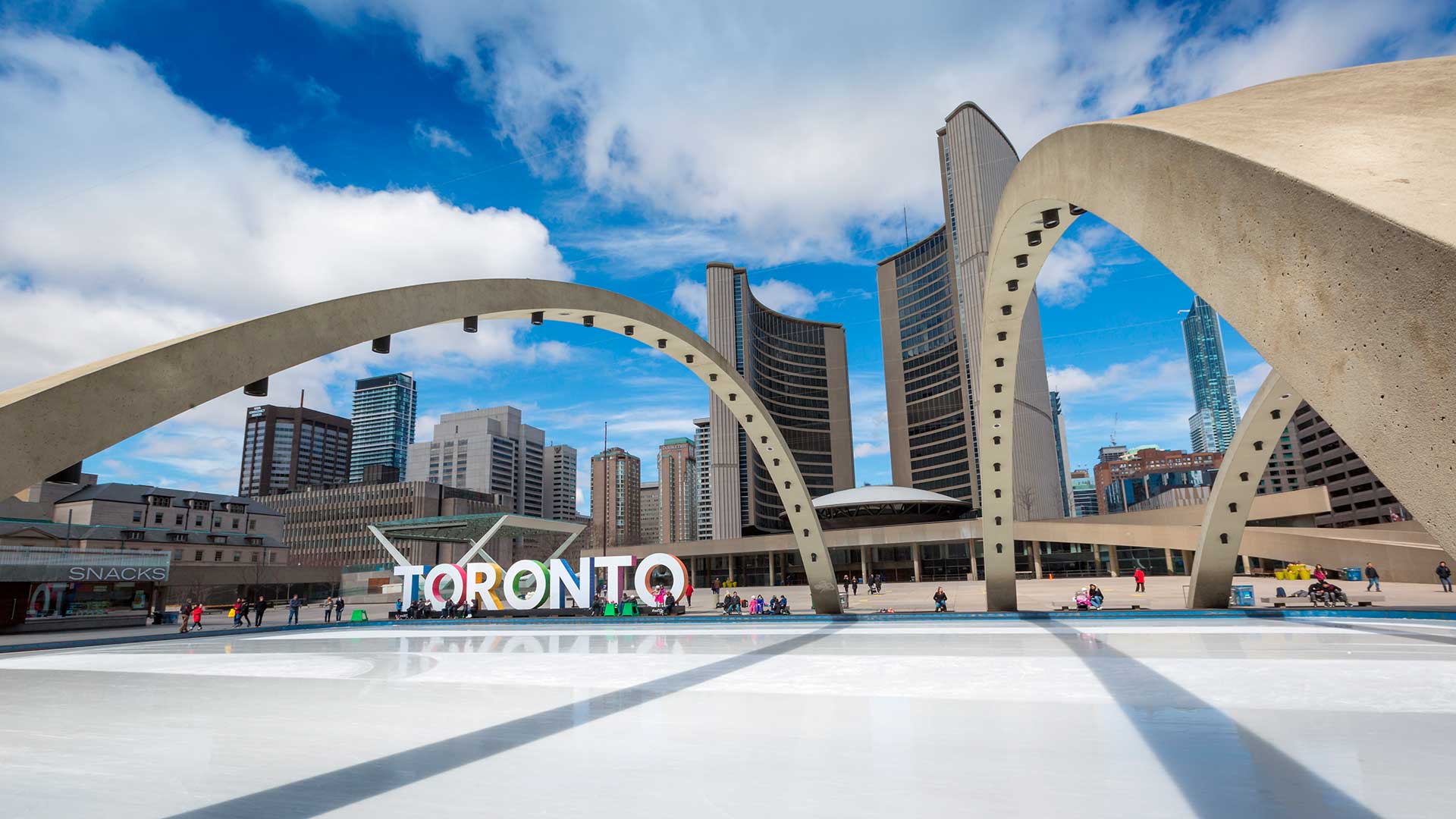 Здания в Торонто привлекают переехать по ВНЖ в Канаду