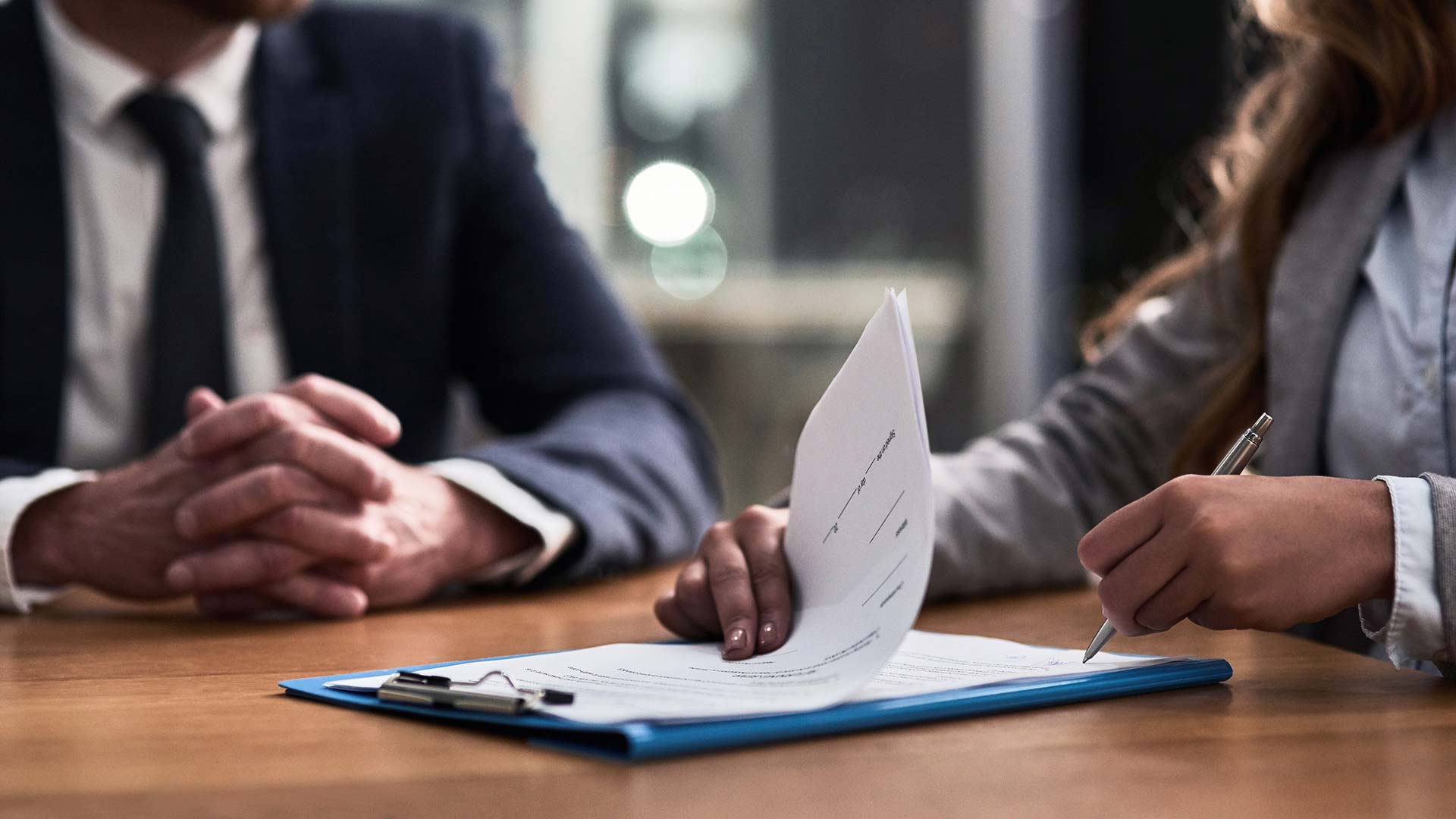 Юрист с клиентом разбирают документы для ВНЖ Черногории