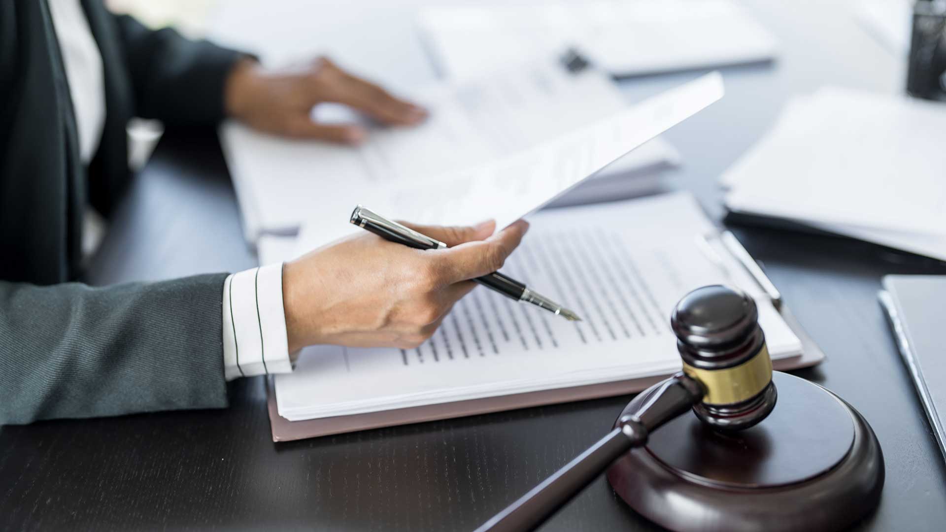 Юрист просматривает документы на ВНЖ Литвы