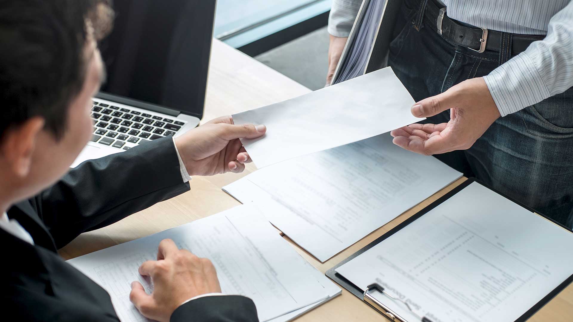 Женщина получает отказ в ВНЖ Литвы