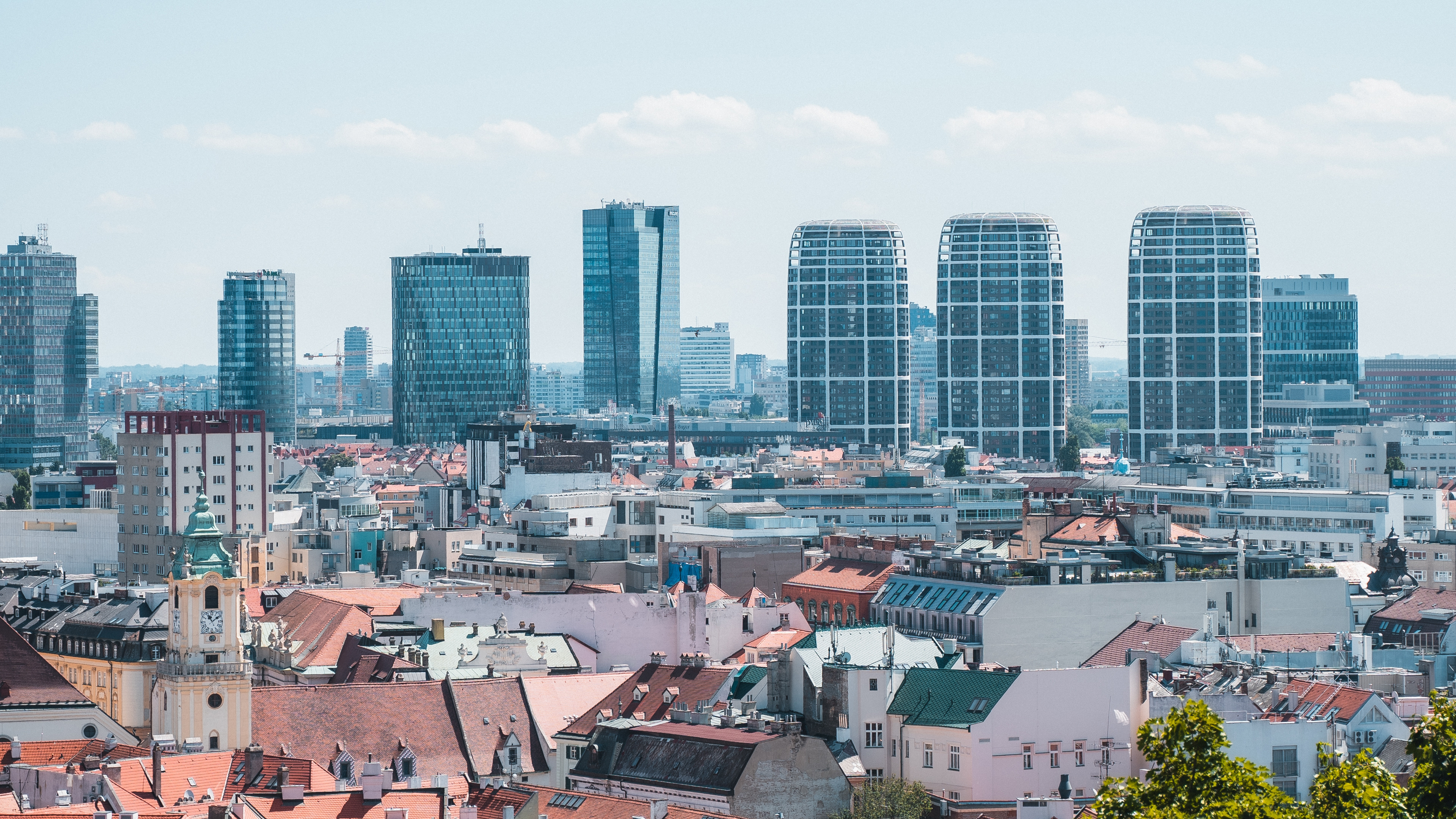 Панорама Братиславы как символ получения ВНЖ Словакии через работу