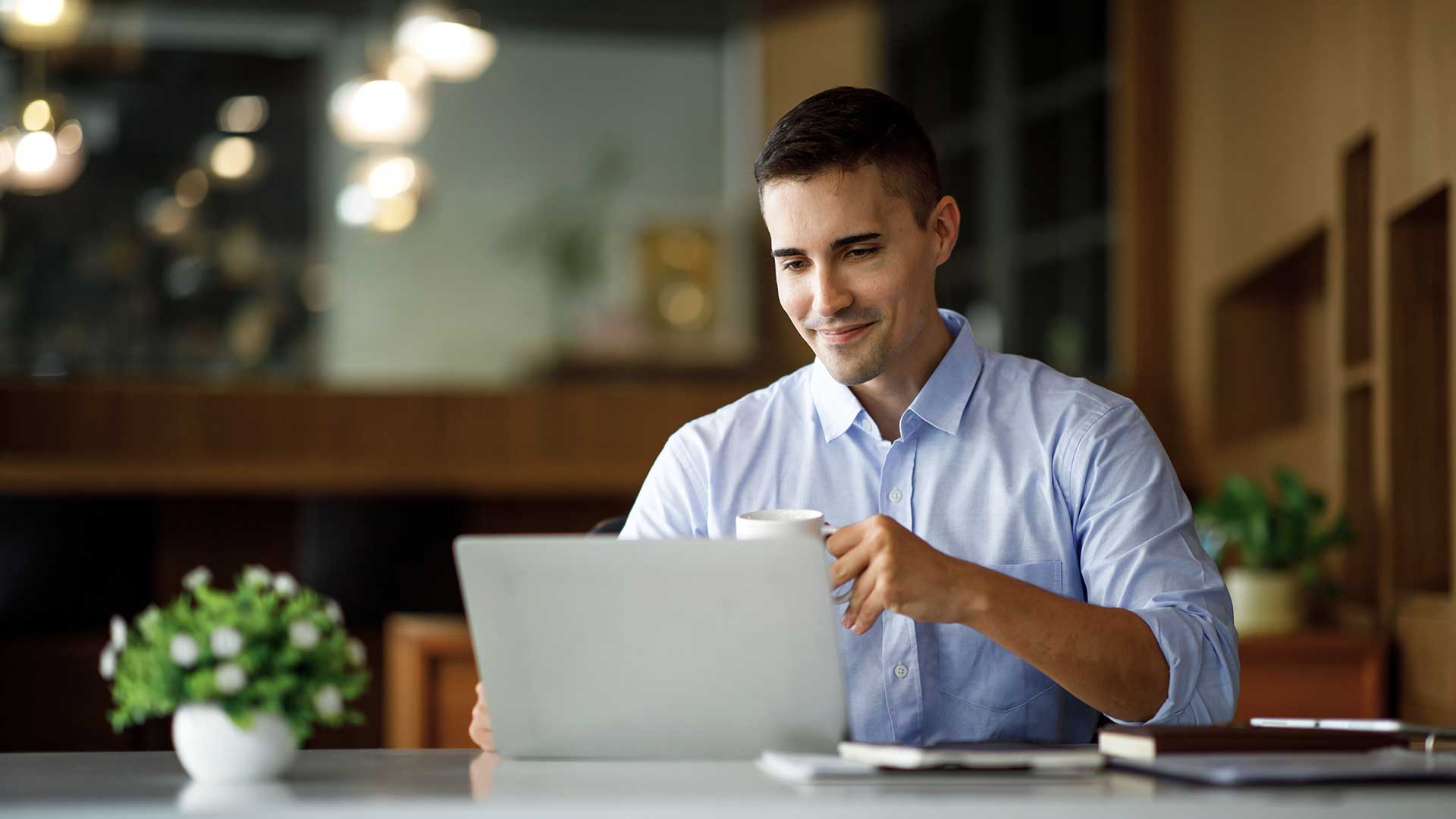 Мужчина отправляет заявку на получение ВНЖ Венгрии