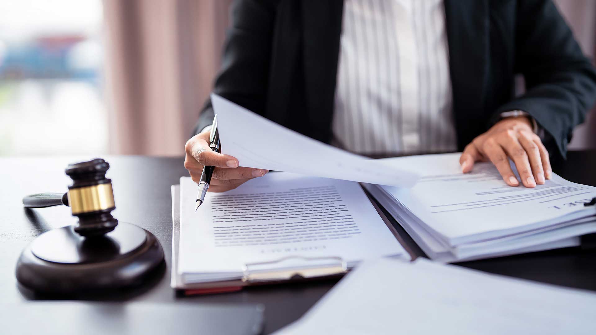 Юрист читает закон Румынии о гражданстве по натурализации