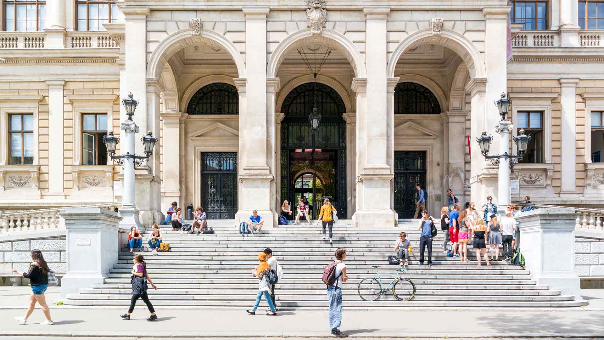 Молодые люди получают образование для жизни в Австрии